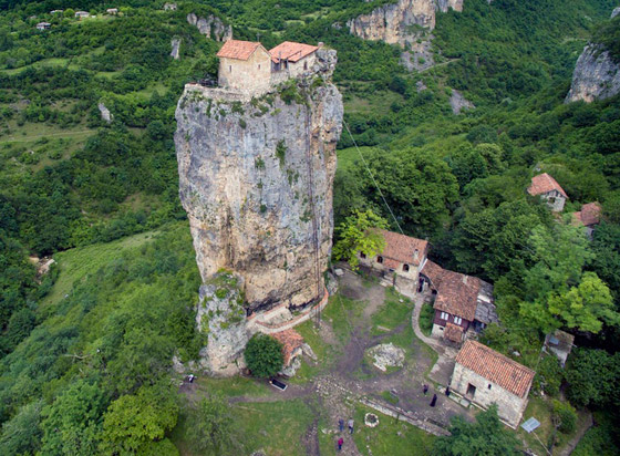 فيديو وصور: كنيسة لا أحد يعلم للآن كيف ومن بناها قبل ألف عام! صورة رقم 8