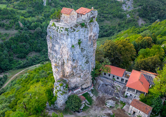 فيديو وصور: كنيسة لا أحد يعلم للآن كيف ومن بناها قبل ألف عام! صورة رقم 9