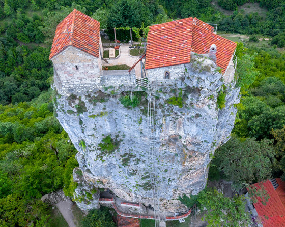 فيديو وصور: كنيسة لا أحد يعلم للآن كيف ومن بناها قبل ألف عام! صورة رقم 10