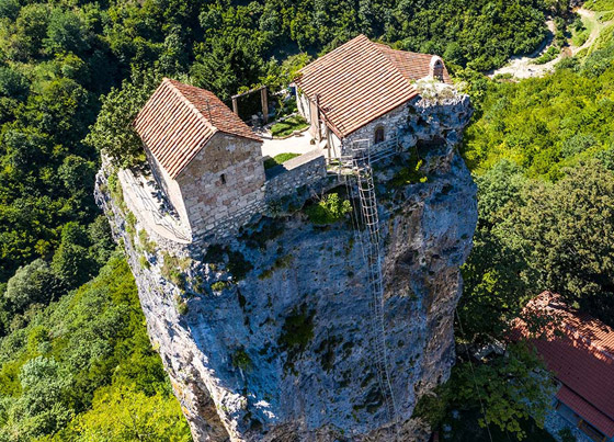 فيديو وصور: كنيسة لا أحد يعلم للآن كيف ومن بناها قبل ألف عام! صورة رقم 11