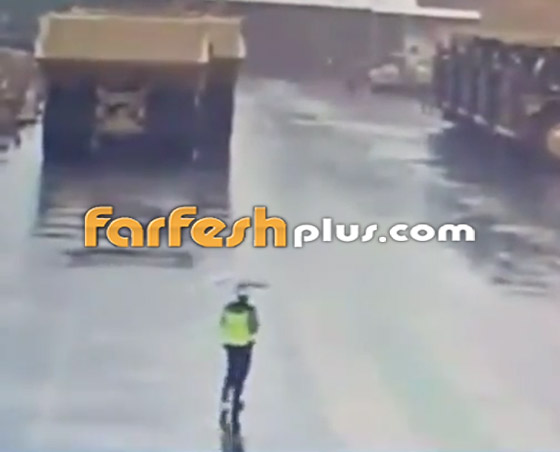 بالفيديو: صاعقة تضرب رجلا في الشارع بطريقة مرعبة صورة رقم 1 بالفيديو: صاعقة تضرب رجلا في الشارع بطريقة مرعبة صورة رقم 1