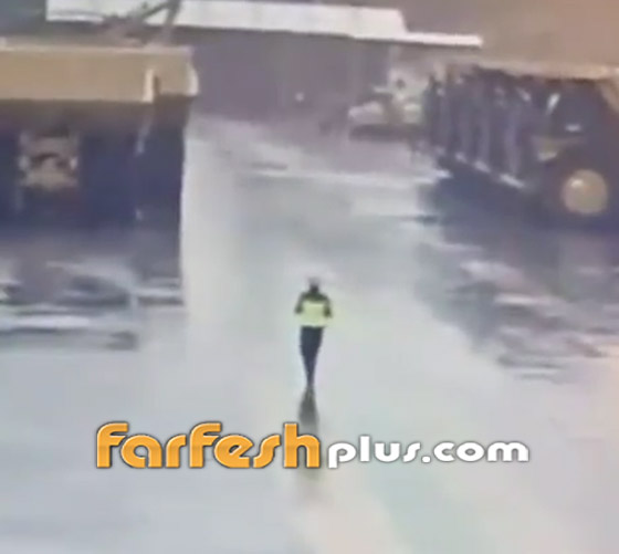 بالفيديو: صاعقة تضرب رجلا في الشارع بطريقة مرعبة صورة رقم 2 بالفيديو: صاعقة تضرب رجلا في الشارع بطريقة مرعبة صورة رقم 2