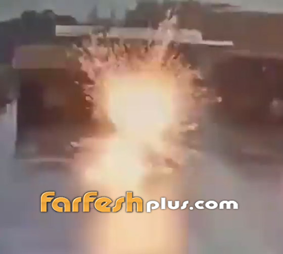 بالفيديو: صاعقة تضرب رجلا في الشارع بطريقة مرعبة صورة رقم 3 بالفيديو: صاعقة تضرب رجلا في الشارع بطريقة مرعبة صورة رقم 3