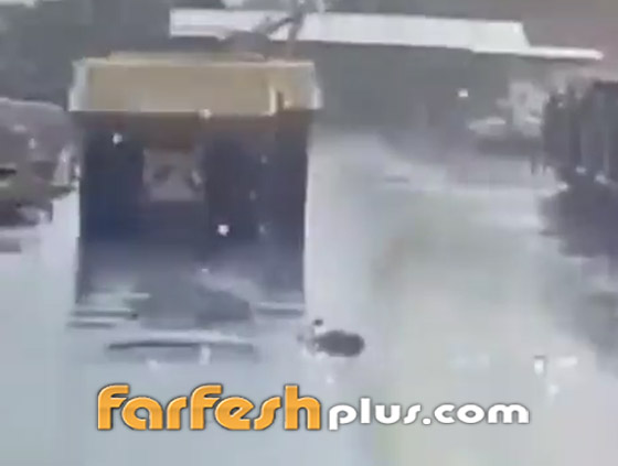 بالفيديو: صاعقة تضرب رجلا في الشارع بطريقة مرعبة صورة رقم 6 بالفيديو: صاعقة تضرب رجلا في الشارع بطريقة مرعبة صورة رقم 6