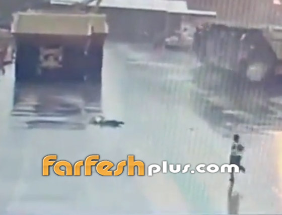 بالفيديو: صاعقة تضرب رجلا في الشارع بطريقة مرعبة صورة رقم 7 بالفيديو: صاعقة تضرب رجلا في الشارع بطريقة مرعبة صورة رقم 7