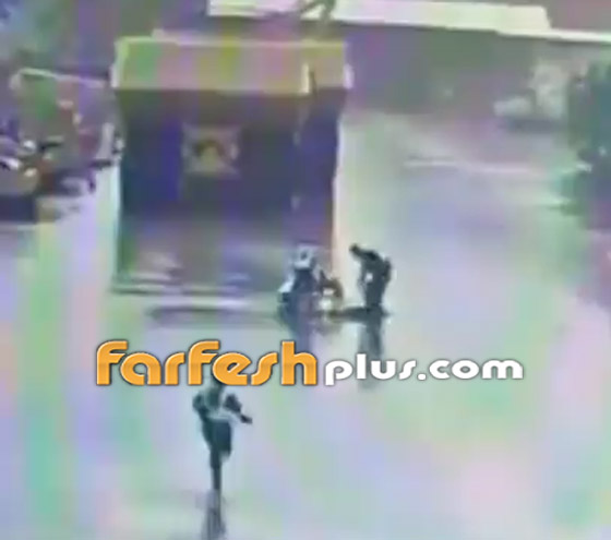 بالفيديو: صاعقة تضرب رجلا في الشارع بطريقة مرعبة صورة رقم 8 بالفيديو: صاعقة تضرب رجلا في الشارع بطريقة مرعبة صورة رقم 8