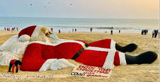 تمثال مصنوع من الرمل لبابا نويل مُزين بـ 5400 وردة صورة رقم 1