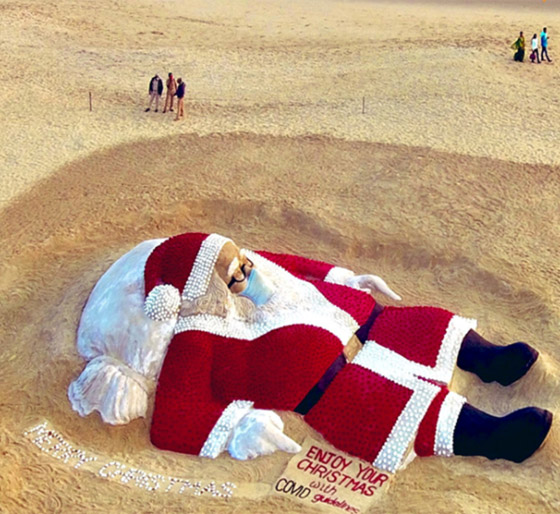 تمثال مصنوع من الرمل لبابا نويل مُزين بـ 5400 وردة صورة رقم 2