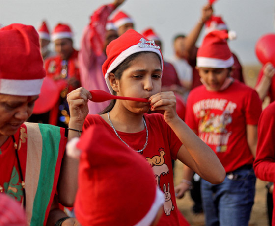 تمثال مصنوع من الرمل لبابا نويل مُزين بـ 5400 وردة صورة رقم 3