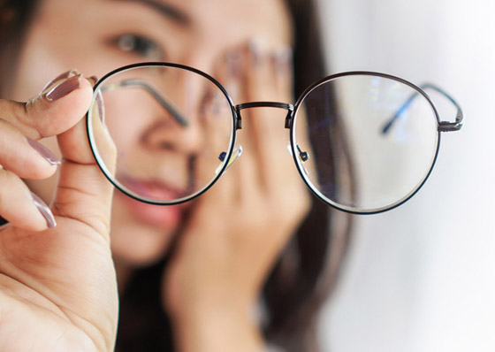 تعتقد أنها مشاكل خطيرة.. 5 علامات تدل أنك ترتدي النظارات الطبية الخاطئة صورة رقم 5 تعتقد أنها مشاكل خطيرة.. 5 علامات تدل أنك ترتدي النظارات الطبية الخاطئة صورة رقم 5