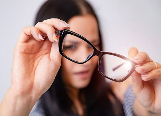 تعتقد أنها مشاكل خطيرة.. 5 علامات تدل أنك ترتدي النظارات الطبية الخاطئة صورة رقم 10 تعتقد أنها مشاكل خطيرة.. 5 علامات تدل أنك ترتدي النظارات الطبية الخاطئة صورة رقم 10
