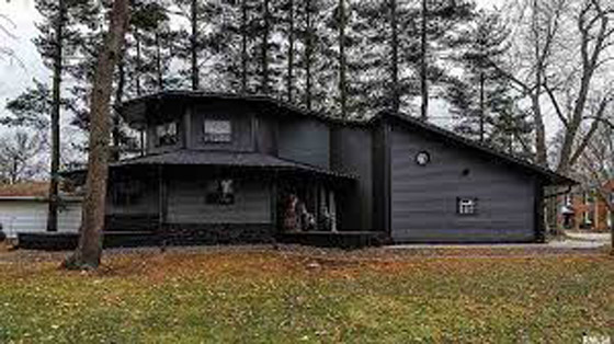 بالصور :منزل أسود غريب للبيع بربع مليون دولار صورة رقم 2