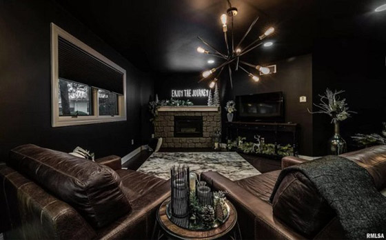 بالصور :منزل أسود غريب للبيع بربع مليون دولار صورة رقم 3