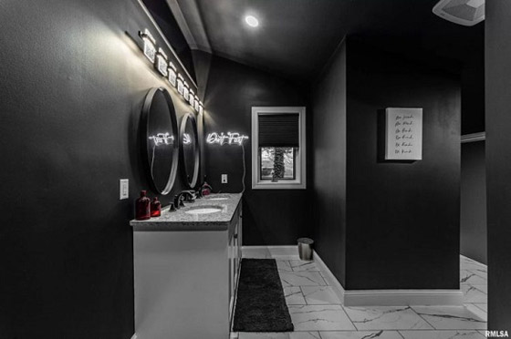 بالصور :منزل أسود غريب للبيع بربع مليون دولار صورة رقم 4