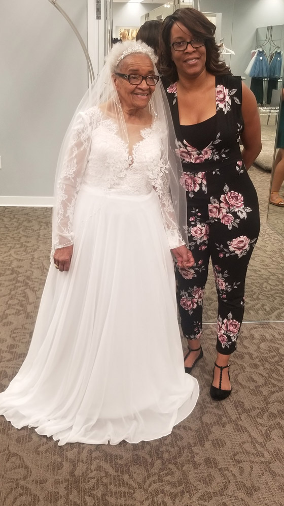 عجوز أمريكية سوداء ترتدي الفستان الأبيض في عمر الـ94.. مُنعت من دخول متجر الفساتين بسبب العنصرية صورة رقم 3