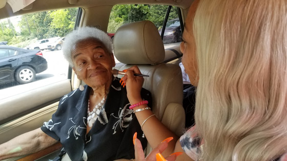 عجوز أمريكية سوداء ترتدي الفستان الأبيض في عمر الـ94.. مُنعت من دخول متجر الفساتين بسبب العنصرية صورة رقم 2