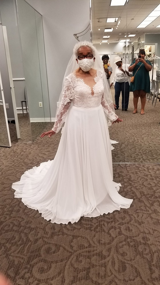 عجوز أمريكية سوداء ترتدي الفستان الأبيض في عمر الـ94.. مُنعت من دخول متجر الفساتين بسبب العنصرية صورة رقم 4