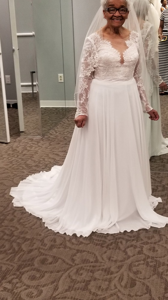 عجوز أمريكية سوداء ترتدي الفستان الأبيض في عمر الـ94.. مُنعت من دخول متجر الفساتين بسبب العنصرية صورة رقم 6