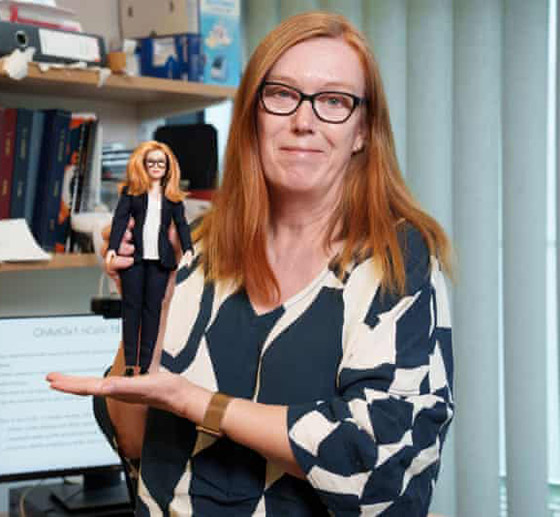 ساهمت بتطوير لقاح كورونا.. شركة تكرم عالمة بريطانية بدمية باربي! فيديو صورة رقم 4