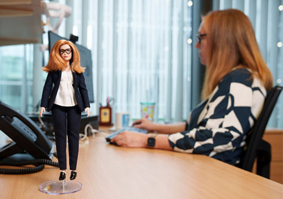 ساهمت بتطوير لقاح كورونا.. شركة تكرم عالمة بريطانية بدمية باربي! فيديو صورة رقم 3