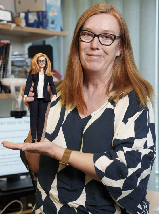 ساهمت بتطوير لقاح كورونا.. شركة تكرم عالمة بريطانية بدمية باربي! فيديو صورة رقم 9