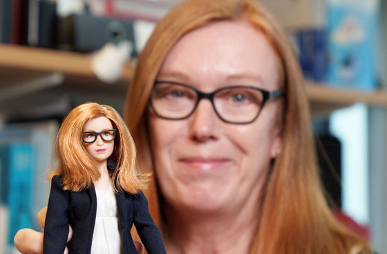 ساهمت بتطوير لقاح كورونا.. شركة تكرم عالمة بريطانية بدمية باربي! فيديو صورة رقم 1