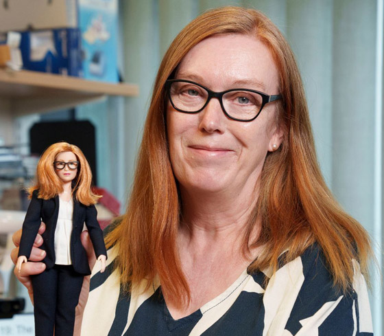 ساهمت بتطوير لقاح كورونا.. شركة تكرم عالمة بريطانية بدمية باربي! فيديو صورة رقم 10