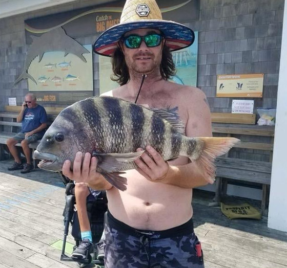 صياد أمريكي يصطاد سمكة نادرة لها أسنان بشرية! صور صورة رقم 2