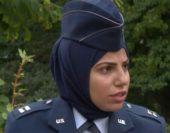 فيديو وصور: أول محجبة بسلاح الجو الأمريكي قاتلت من أجل حقها في ارتداء الحجاب! صورة رقم 2 فيديو وصور: أول محجبة بسلاح الجو الأمريكي قاتلت من أجل حقها في ارتداء الحجاب! صورة رقم 2