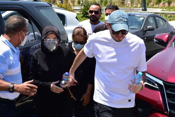 بالفيديو والصور: تشييع دلال عبد العزيز بحضور النجوم.. إيمي ودنيا منهارتان صورة رقم 1