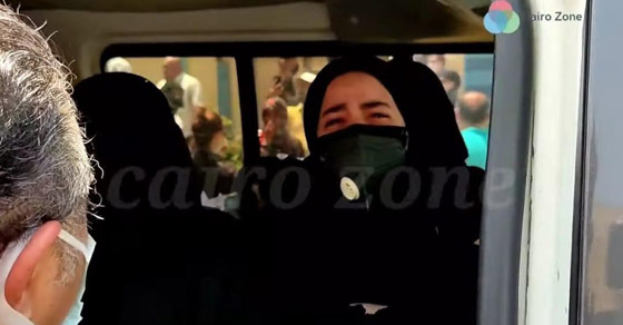 بالفيديو والصور: تشييع دلال عبد العزيز بحضور النجوم.. إيمي ودنيا منهارتان صورة رقم 8