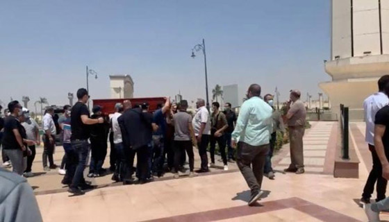 بالفيديو والصور: تشييع دلال عبد العزيز بحضور النجوم.. إيمي ودنيا منهارتان صورة رقم 6
