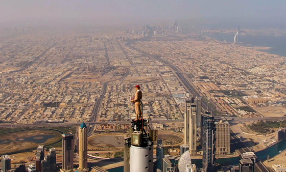 طيران الإمارات ينشر أعلى إعلان في العالم يحبس الأنفاس من قمة برج خليفة صورة رقم 13