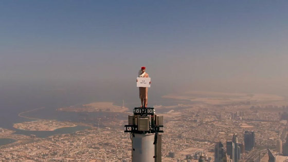 طيران الإمارات ينشر أعلى إعلان في العالم يحبس الأنفاس من قمة برج خليفة صورة رقم 6