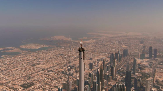 طيران الإمارات ينشر أعلى إعلان في العالم يحبس الأنفاس من قمة برج خليفة صورة رقم 2