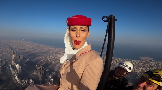 طيران الإمارات ينشر أعلى إعلان في العالم يحبس الأنفاس من قمة برج خليفة صورة رقم 8