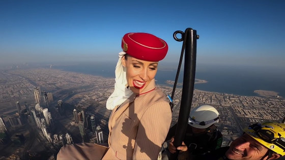 طيران الإمارات ينشر أعلى إعلان في العالم يحبس الأنفاس من قمة برج خليفة صورة رقم 9