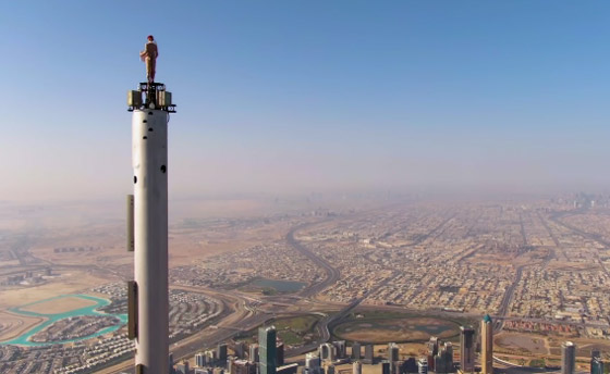 طيران الإمارات ينشر أعلى إعلان في العالم يحبس الأنفاس من قمة برج خليفة صورة رقم 10