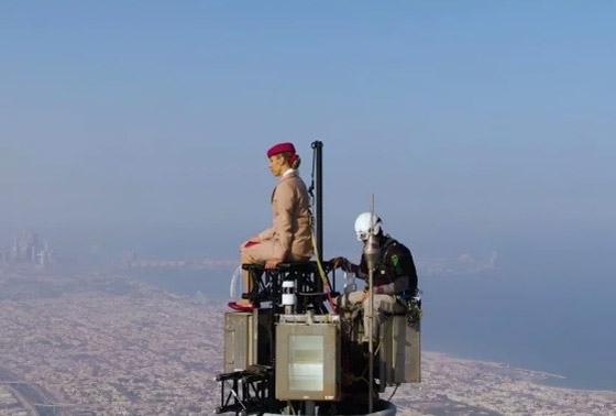 طيران الإمارات ينشر أعلى إعلان في العالم يحبس الأنفاس من قمة برج خليفة صورة رقم 11