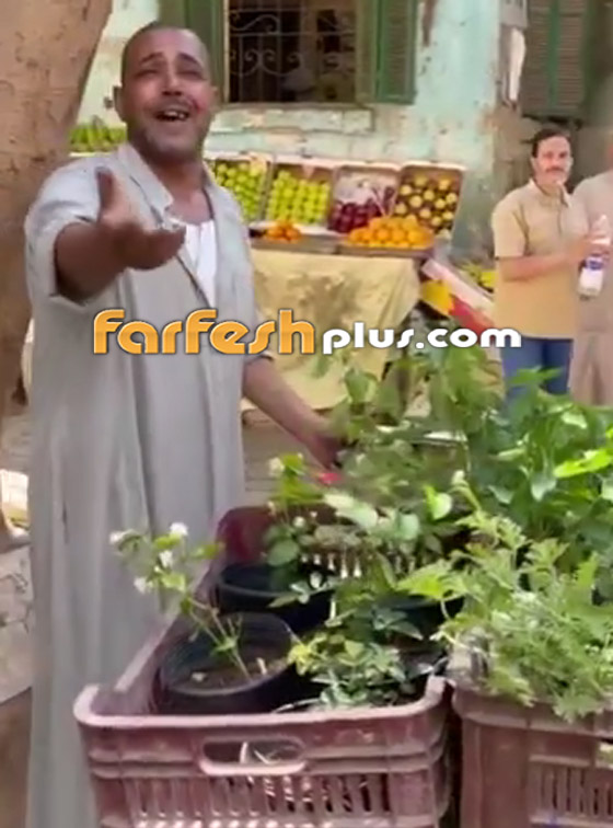 تركي آل الشيخ يتبنى موهبة بائع زهور بسيط أعجبه صوته وهو يغني في الشارع صورة رقم 3 تركي آل الشيخ يتبنى موهبة بائع زهور بسيط أعجبه صوته وهو يغني في الشارع صورة رقم 3