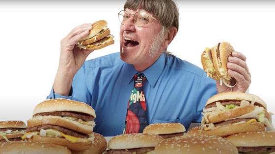 أمريكي يدخل موسوعة غينيس بالتهامه أكثر من 32 ألف شطيرة برغر! فيديو صورة رقم 7