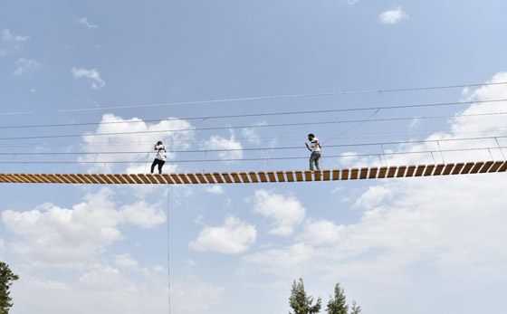 جسر معلق في السعودية يتحرك كلما هبت الرياح.. هل تجرؤ الصعود عليه؟ صورة رقم 7