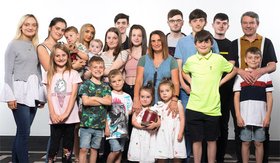 فيديو وصور: أم أكبر عائلة بريطانية (22 ولدا وبنتا) تروي أطرف وأصعب المواقف صورة رقم 15