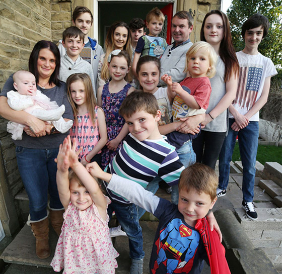 فيديو وصور: أم أكبر عائلة بريطانية (22 ولدا وبنتا) تروي أطرف وأصعب المواقف صورة رقم 16