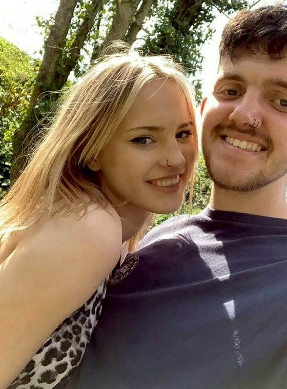 بالفيديو والصور: شاب بريطاني يعرض الزواج على حبيبته مستعينا بالبقر صورة رقم 4