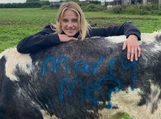 بالفيديو والصور: شاب بريطاني يعرض الزواج على حبيبته مستعينا بالبقر صورة رقم 7