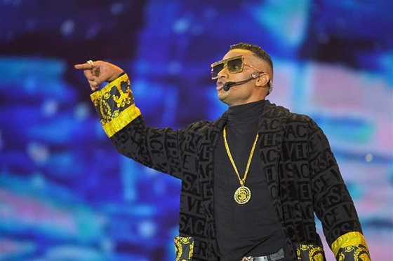 فيديو وصور  من حفل محمد رمضان بالساحل:  دخل بسيارته اللامبورجيني وخلع ملابسه وظهر بـ8 إطلالات صورة رقم 5