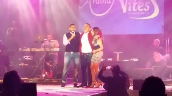 مواقف طريفه في حفل تامر حسنى : زغاريد وزوج يتهم زوجته بالنكد وآخر يقبلها! صورة رقم 5