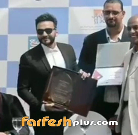 فيديو: تامر حسني يتعرض لموقف محرج أثناء استلامه جائزة تكريمية صورة رقم 2 فيديو: تامر حسني يتعرض لموقف محرج أثناء استلامه جائزة تكريمية صورة رقم 2