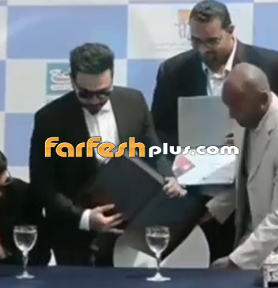 فيديو: تامر حسني يتعرض لموقف محرج أثناء استلامه جائزة تكريمية صورة رقم 4 فيديو: تامر حسني يتعرض لموقف محرج أثناء استلامه جائزة تكريمية صورة رقم 4